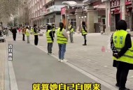 怀抱幼儿马路边执勤,