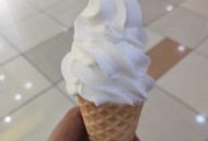 蜜雪员工用脚关水桶,冰淇淋蜜雪冰城怎么做桶？