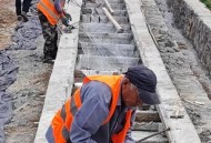 88岁老人拉石头修坑,人工挖石头坑最好的方法？