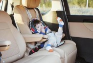 娃坐在行驶汽车车顶,娃坐在行驶汽车车顶上的说说