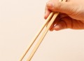 餐厅拒供一次性筷子,为什么饭店员工不和顾客共用筷子？