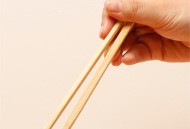 餐厅拒供一次性筷子,为什么饭店员工不和顾客共用筷子？