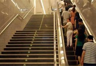 占电梯被推出去厮打,电梯霸占