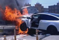 美特斯拉起火致5死,上海起火特斯拉损毁严重，车主未购自燃险！受影响车辆不止3辆, 你怎么看？