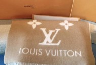 打翻奶茶用围巾擦净,卖奶茶有必要戴围巾和帽子吗？