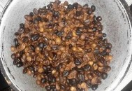 咖啡上撒蟑螂1杯40元,咖啡里面有蟑螂壳吗？