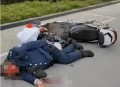 司机连续撞骑车男子,停车道开门撞到骑车人怎么处理？