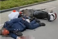 司机连续撞骑车男子,停车道开门撞到骑车人怎么处理？