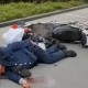 司机连续撞骑车男子,停车道开门撞到骑车人怎么处理？