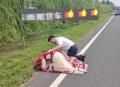 跪地拦车救受伤母亲,儿子向母亲下跪认错，母亲会原谅他吗？
