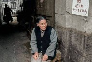 坚守公用电话亭30年,坚守公用电话亭的老奶奶