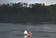 一女子凌晨跳湖身亡,黄石女子跳湖轻生，4岁儿子岸边哇哇大哭，男子深夜扑进湖里救人, 你怎么看？