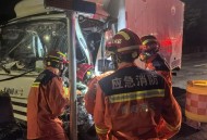 10元车费误付了14万,郴州男子因2元车费纠纷，2次抢夺公交车方向盘，致车辆失控冲进绿化带被拘；事发时其14岁女儿也在车上。你怎么看？