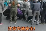 众人抬车救被压女子,宿迁女子被面包车撞倒并压车底，旁边公交车全车乘客抬车救人，20秒将其救出送医， 你怎么看？