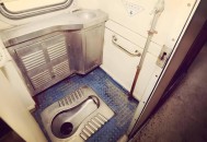 乘客被困高铁厕所,高铁行驶中乘客可以上厕所吗？