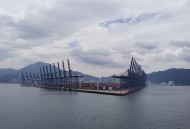 飞机密集离港避台风,飞机可以飞过有台风的地方吗？
