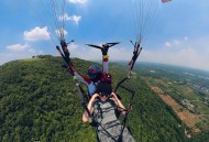 跳伞时伞缠飞机尾部,跳伞时，切断主伞，是主伞和伞包一起分离，还是仅仅主伞分离（伞包不分离)？