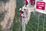 景区蹦极项目不用绳,蹦极多少钱，150，能更便一点吗？能，不带绳50。我女朋友发朋友圈的，我不能什么意思？