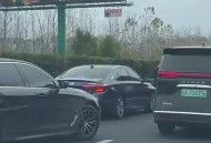 撞劳斯莱斯只赔200,长沙面包车越双黄线变道与劳斯莱斯相撞，赔偿费超200万，你怎么看？