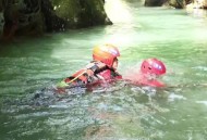 夫妻用竹竿救落水者,夫妻用竹竿救落水者视频