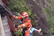 35层坠楼奇迹生还,洛阳一男子赌博欠巨款，爬上31楼想跳楼轻生，被消防员救下, 你怎么看？