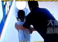 当街打人被飞踹,淮安男子见女伴被球砸中当街飞踹男童，家长：我们有深仇大恨吗, 你怎么看？