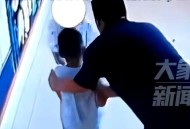当街打人被飞踹,淮安男子见女伴被球砸中当街飞踹男童，家长：我们有深仇大恨吗, 你怎么看？