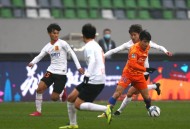 男足海报引巨大争议,鲁能霸气发布足协杯决赛次回合海报：山东，2018！球迷补充：是冠军，你怎么看？