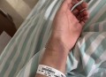 女子拒绝男子被重伤,女子坠2楼阳台重伤邻居拒绝配合施救，你能理解吗？