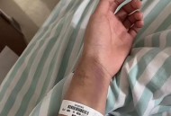 女子拒绝男子被重伤,女子坠2楼阳台重伤邻居拒绝配合施救，你能理解吗？