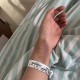 女子拒绝男子被重伤,女子坠2楼阳台重伤邻居拒绝配合施救，你能理解吗？