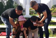 女孩为护弟弟遭殴打,姐姐牺牲自己一生保护弟弟什么意思？