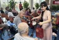 花500多送老人回家,到医院看望爷爷包500元行吗？