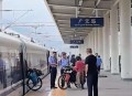 旅客推自行车上高铁,自行车可以上高铁？