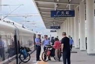 旅客推自行车上高铁,自行车可以上高铁？