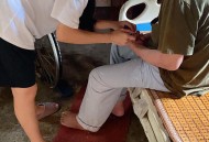 机构老师帮学生洗脚,机构老师帮学生洗脚违法吗