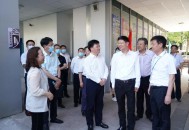 园区老板送回高考生,