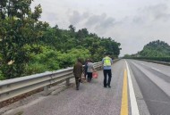 高速路突现行人,高速公路突然出现行人，车辆为躲避行人而发生车毁人亡事故，行人能担多大责任？