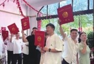 老夫妇扎堆领结婚证,老夫妇扎堆领结婚证 民政局回应