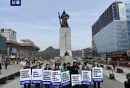 日首相向韩国旗鞠躬,鞠躬礼起源中国，为什么日本和韩国鞠躬礼那么普遍，中国却不鞠躬呢？