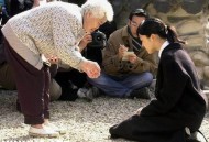 韩学生向高考者磕头,在古代韩国女子是怎样下跪的?看韩国古装剧看她们下跪就是坐下然后再磕头，有的就是一只腿跪地？