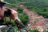 甘肃滑坡45户被埋,兰州降雨后发生山体滑坡，泥石流顺山势而下冲走出租车，消防调用挖机清理现场，救出车内4人, 你怎么看？