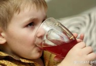 幼童被客人灌啤酒,幼儿能喝啤酒吗？