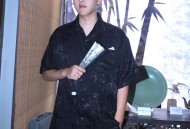 酒吧禁中国男性进入,去酒吧怎么玩。我害羞男，性格内向懦弱，不善于沟通，想去酒吧玩，该怎么玩？怎么能放得开，玩什么？