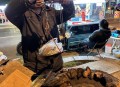 大爷摆摊送20万现金,摆地摊都是大爷大妈多，拿什么货好卖一点？