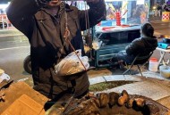 大爷摆摊送20万现金,摆地摊都是大爷大妈多，拿什么货好卖一点？