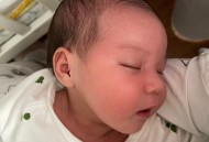 躺100万现金睡觉,100天宝宝为什么喜欢抱睡？