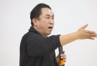 山丘形状酷似嘴唇,希望之星苏明娟的外貌描写是什么？