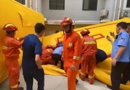 男子徒手爬4楼救人,邯郸一男童从4楼坠落，女医生路过徒手接住致骨折，你怎么看？