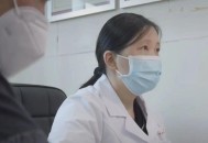 医生被举报乱收费,医生私自收费而且收受礼品该如何处理？向什么部门举报最有效？